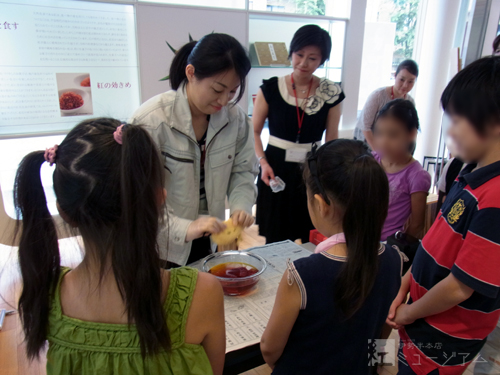 夏休み特別講座「夏休みこども自由研究 紅ってなあに」 を開催しました