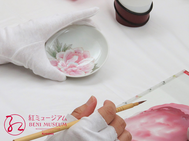 作家に学ぶ絵付体験講座「九谷焼の絵具に触れる！花彩色」を開催しました